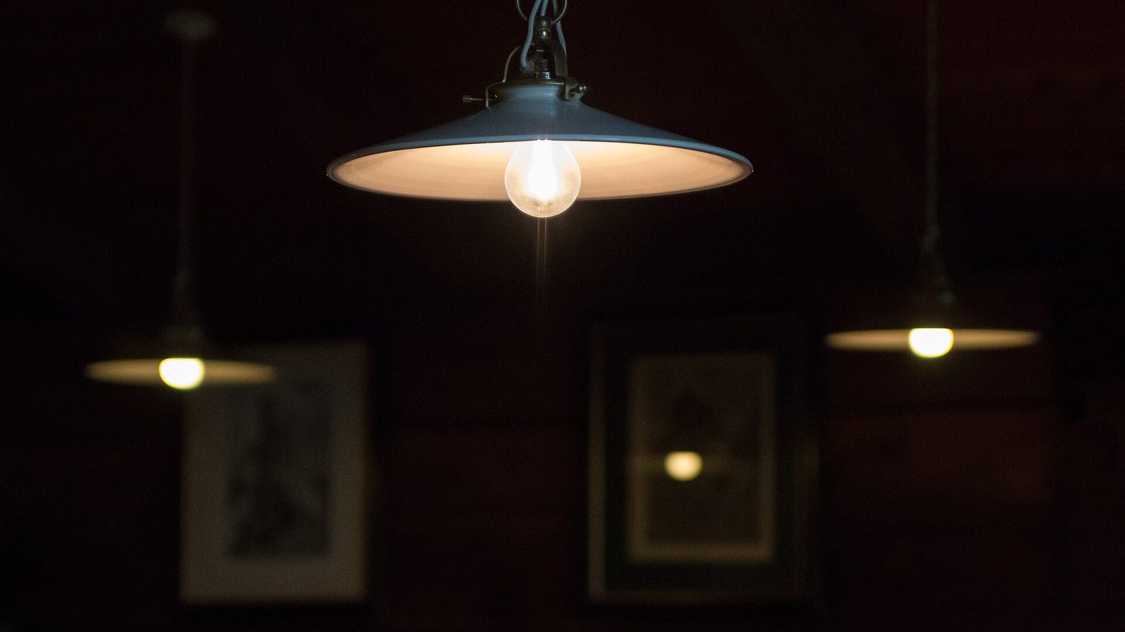 Do smart bulbs work without wifi: a pendant lamp still lit over a dining table